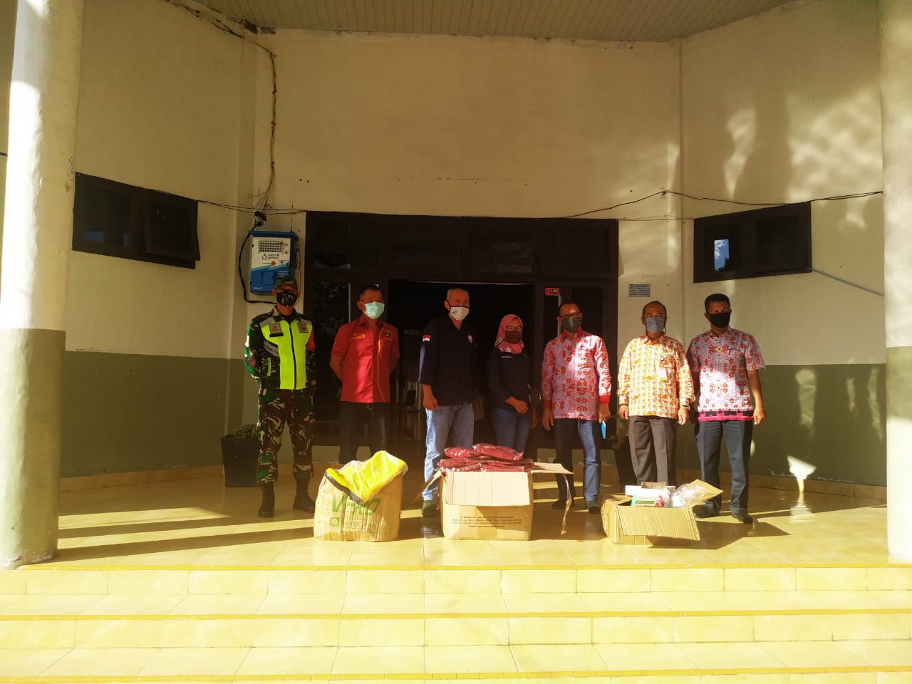 Babinsa Koramil 03/Siak Dampingi Penyerahan Bantuan APD ke Posko Gugus Covid-19 Babinsa Koramil 03/Siak Dampingi Penyerahan Bantuan APD ke Posko Gugus Covid-19