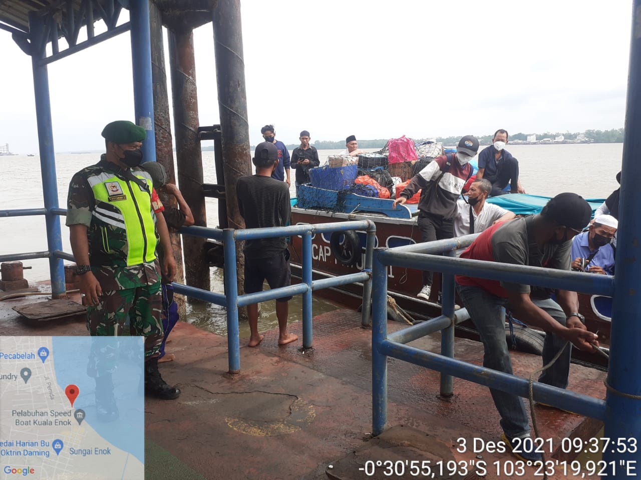 Babinsa 02/Tanah Merah Selalu Ingatkan Warga untuk Patuhi Protokol Kesehatan