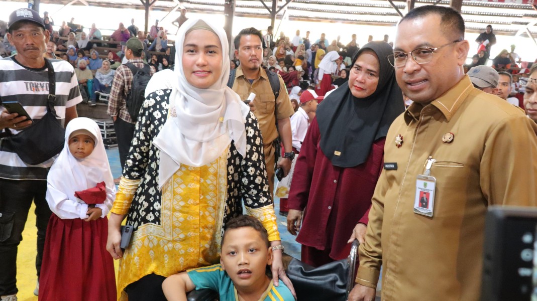 Dorong Peningkatan SDM, Anggota DPR RI Dr Karmila Sari Serahkan Beasiswa PIP Tahap Pertama di Rohil