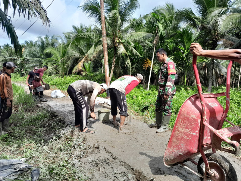 Babinsa Koramil 05/Gas Serda Ricky Bersama  Warga Goro Perbaiki Jalan Penghubung Antara Desa