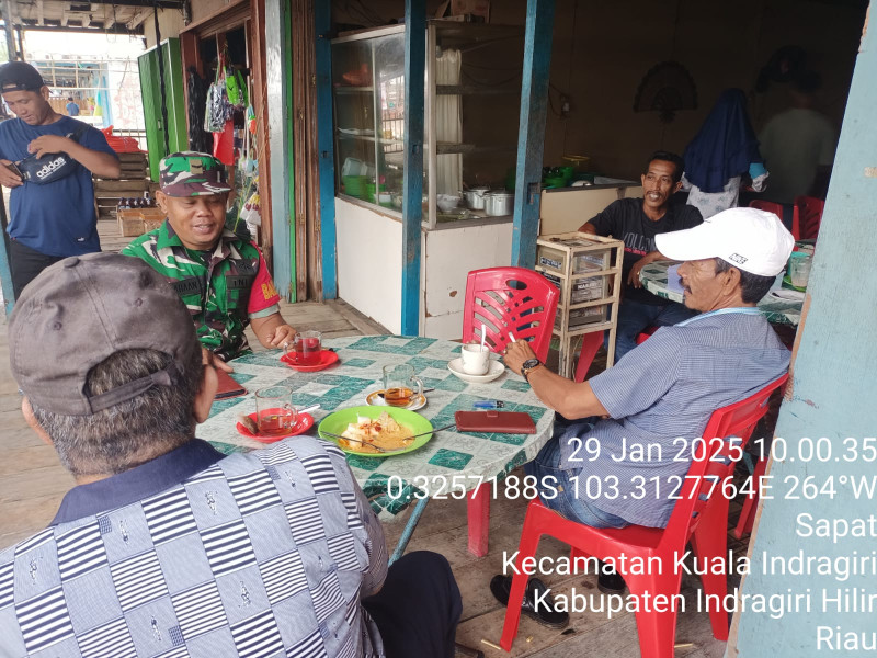 Komsos Babinsa Koramil 04/Kuindra Meningkatkan Kerukunan dan Kesadaran Masyarakat tentang Pancasila