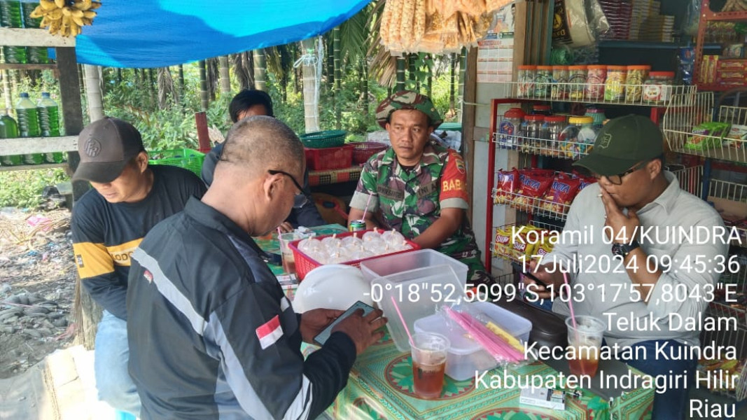 Jalin Kerjasama dan Keakraban Bersama Masyarakat Melalui Komsos Babinsa Koramil 04/Kuindra