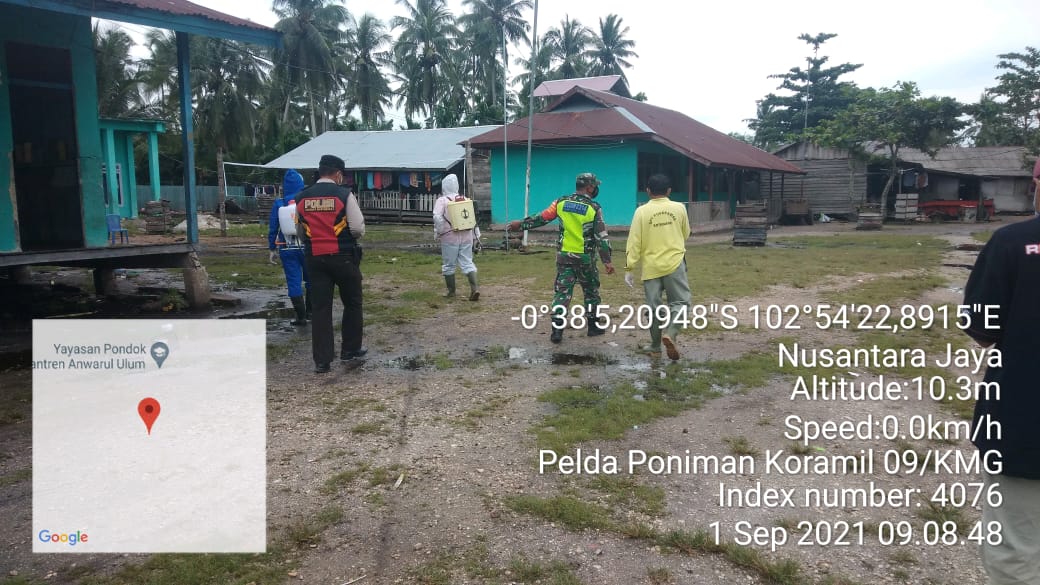 Bersama Tim Sargas PPKM, Babinsa Desa Lintas Utara Lakukan Penyemprotan Disinfektan