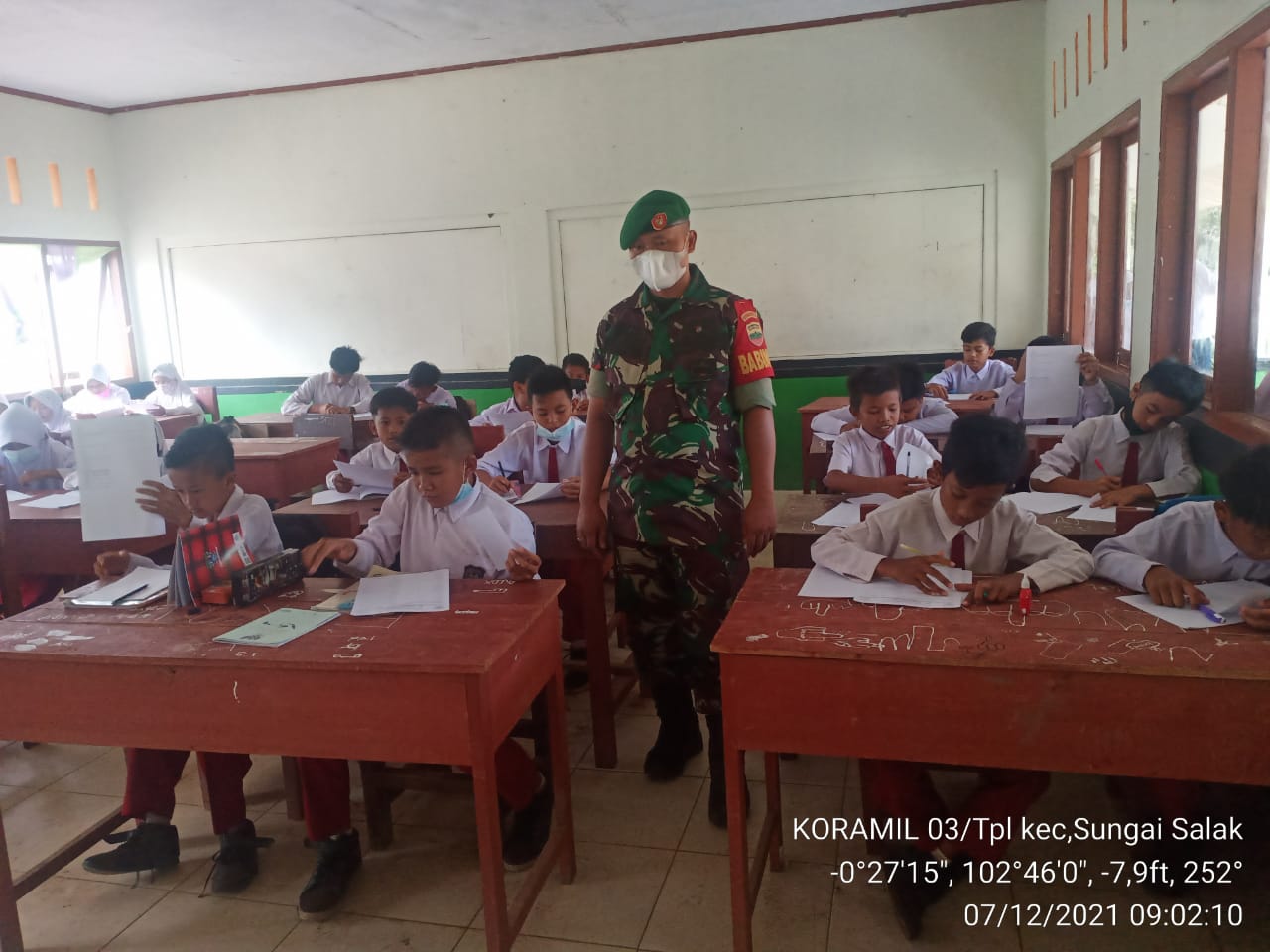 Babinsa 03/Tempuling Berikan Motivasi Kepada Siswa-siswi SDN 025 Desa Harapan Jaya 