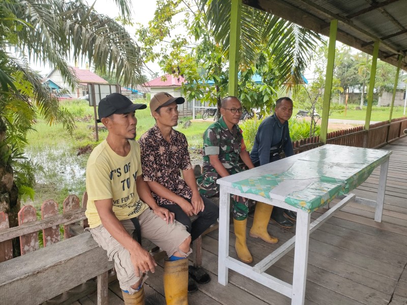 Sertu Ichlas Manalu, Babinsa Koramil 03/Tempuling, Berbagi Inspirasi dan Motivasi dengan Warga Binaan di Desa Danau Pulai Indah