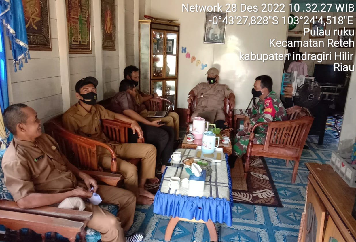 Bersama Aparatur Desa, Serda Pardamean Jalin Hubungan Baik