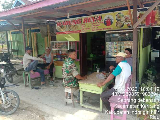 Babinsa Koramil 09/Kemuning Bersama Warga Turun Lakukan Komsos