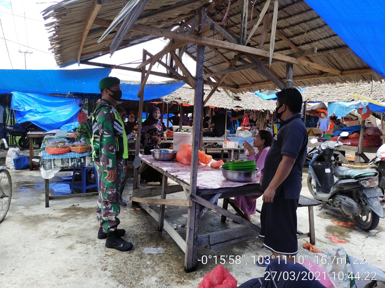 Babinsa Serda Pernando Sitompul Gencar Sosialisasi Prokes di Wilayah Batang Tuaka