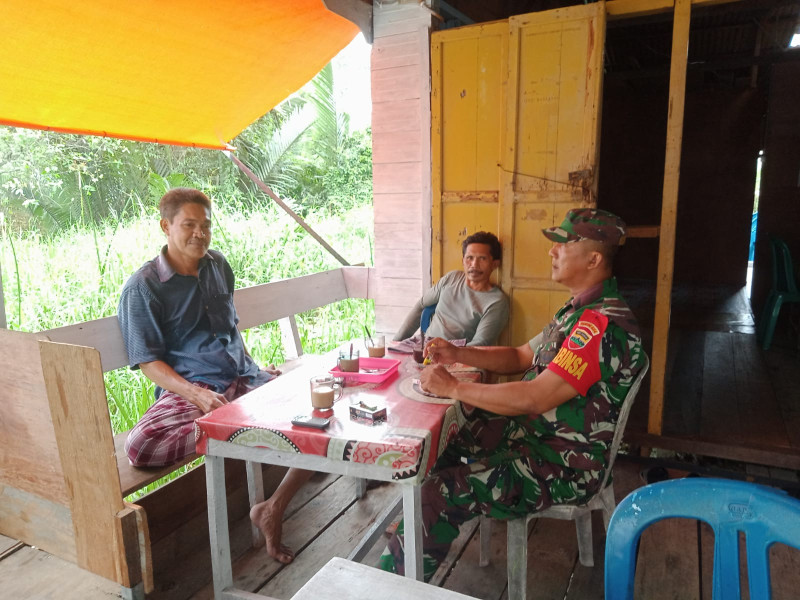 Babinsa Serda Johansah Rutin Laksanakan Komsos Guna Jalin Silaturahmi