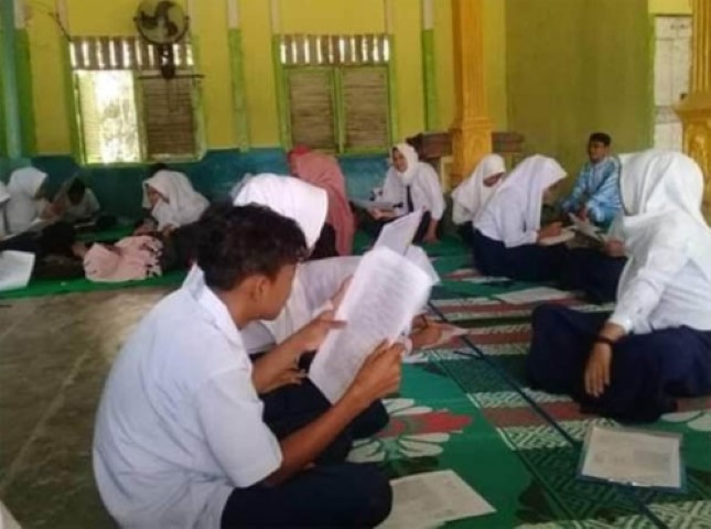 Karena Banjir, Siswa SMP Pulau Kumpai Kuansing Ujian di Surau