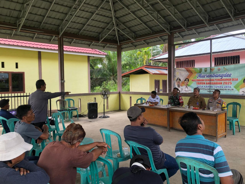 Babinsa 03/Tpl Hadiri Kegiatan  Musyawarah Pembangunan Jalan Poros (Swadaya) Desa Karya Tunas Jaya