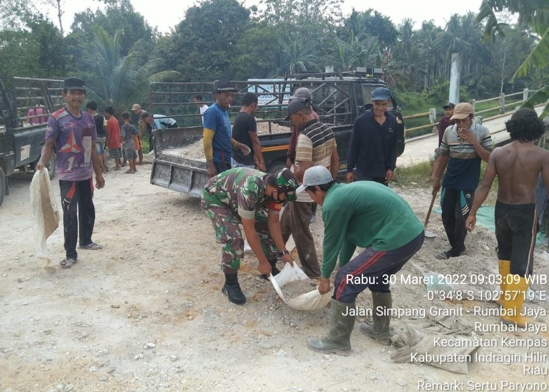 Jelang Ramadhan Tiba, Babinsa Koramil 03/Tempuling Ajak Warga Timbun Jalan Makam