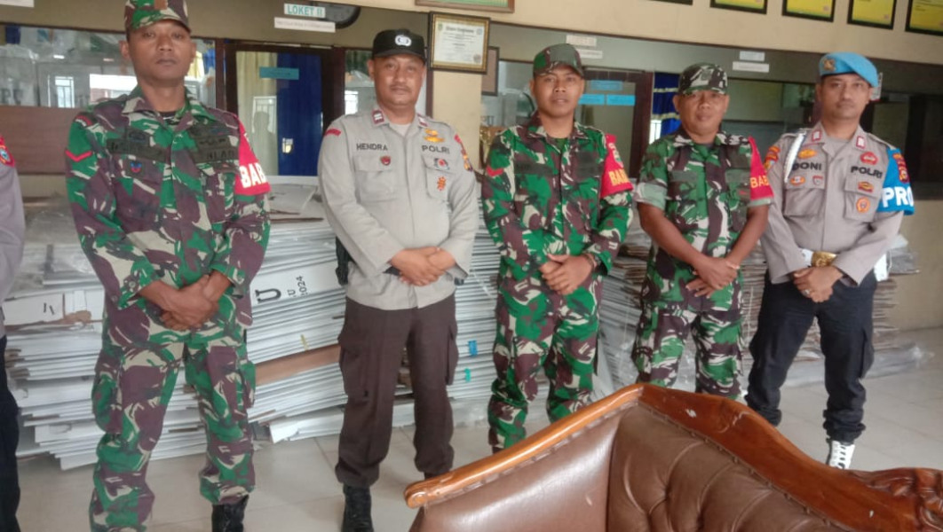 Babinsa Koramil 03/Tpl Bersama Bhabinkamtibmas PAM Pelaksanaan Lanjutan Rapat Pleno Penghitungan Suara Pemilihan Umum Serentak Tahun 2024