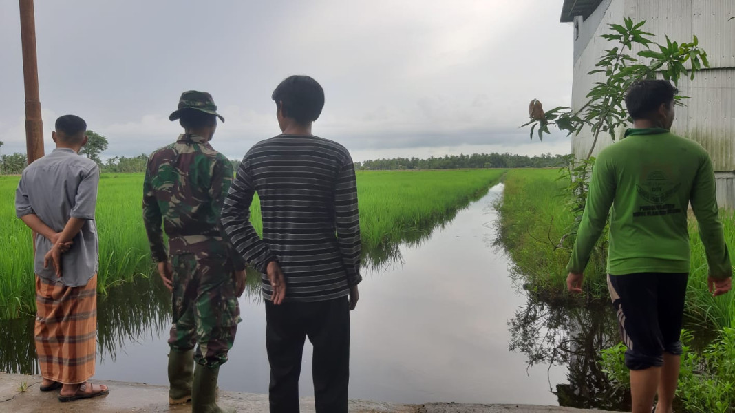 Babinsa Koramil 07/Reteh Berikan Informasi Terkait Peninjauan Lahan Untuk Dijadikan Oplah