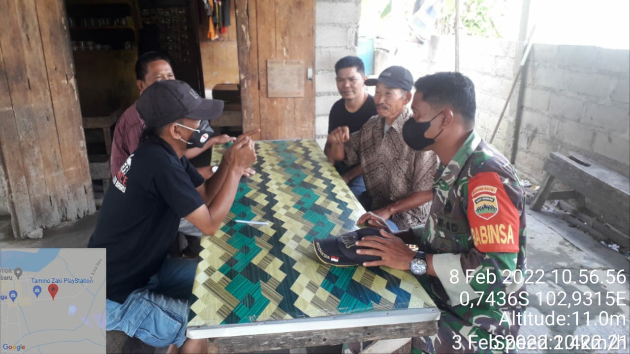 Personel Koramil 09/Kemuning Melaksanakan Sosialisasi dan Penegakan Protokol Kesehatan