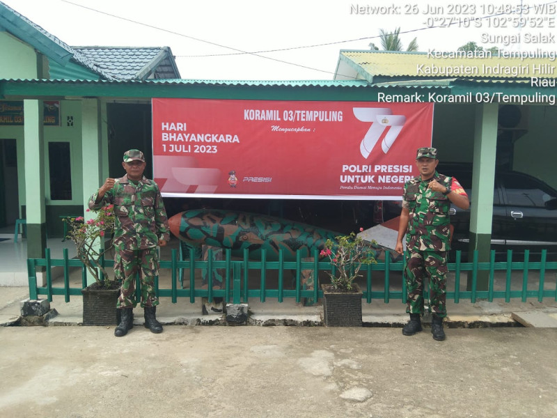 Wujud Sinergitas TNI-Polri, Koramil 03/Tpl Pasang Spanduk HUT Bhayangkara Ke 77