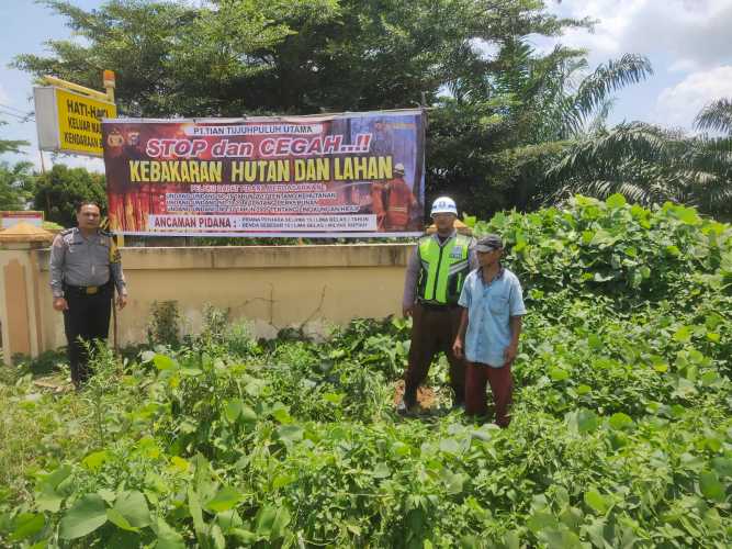 Bhabinkamtibmas di 3 Kecamatan di Rohil, Pasang Spanduk Larangan Membakar Lahan Dan Hutan
