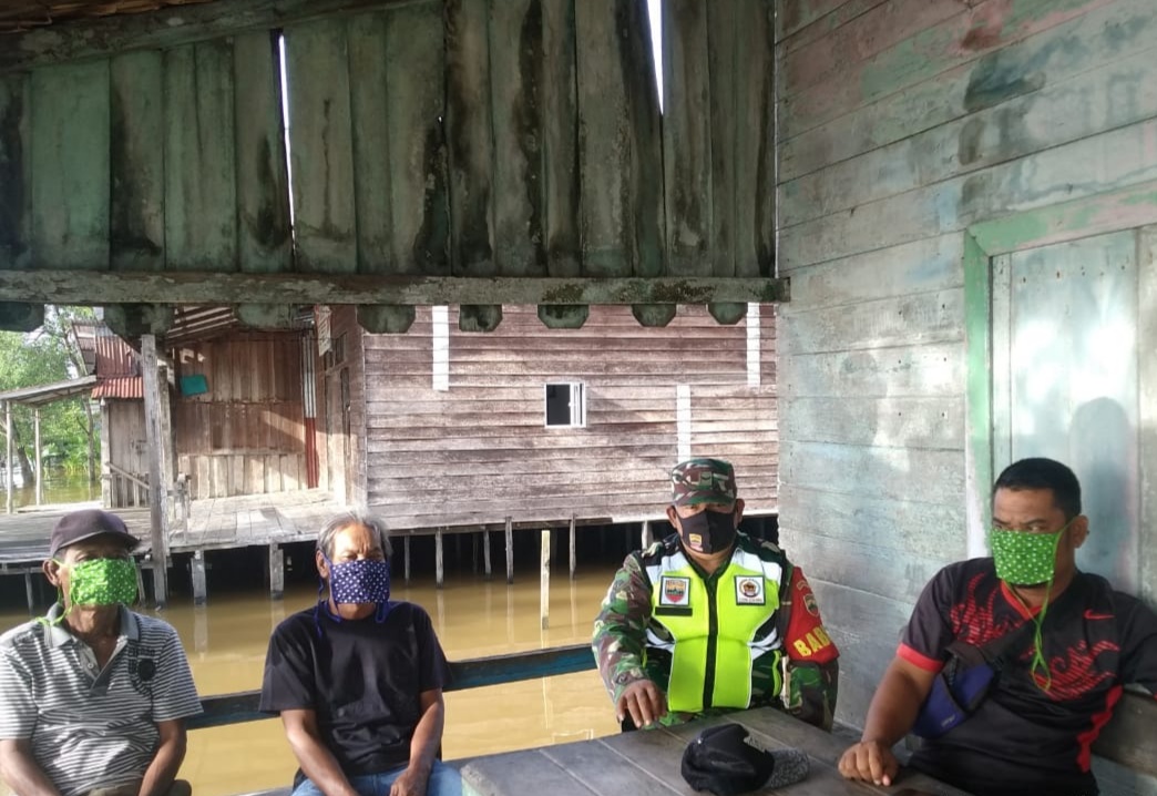 Babinsa Koramil 04/Kuindra Lakukan Komsos di Desa Perigi Raja, ini yang Dibahasnya 