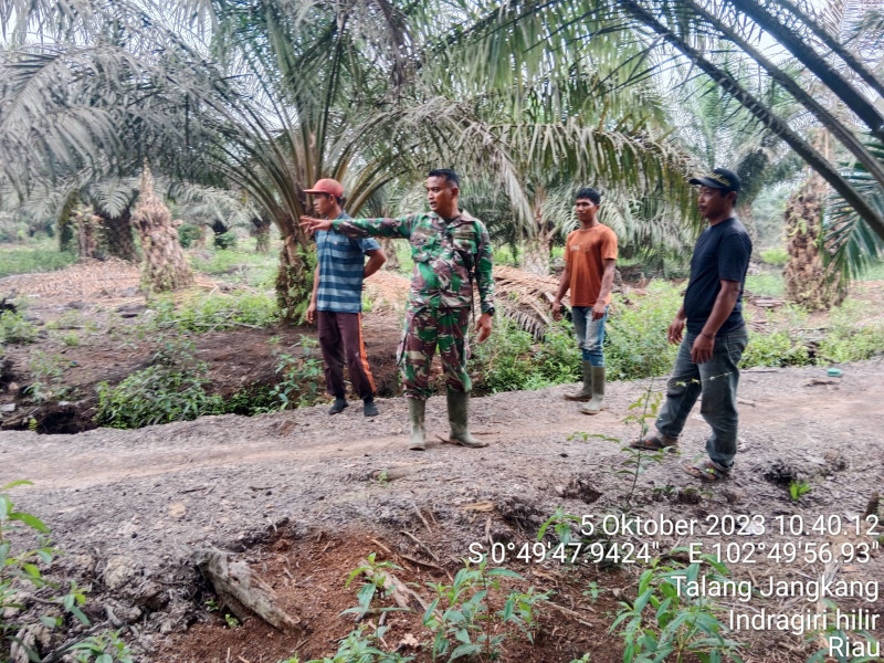 Babinsa Koramil 09/Kemuning Ajak Masyarakat Untuk Peduli Terhadap Lahan dan Hutan