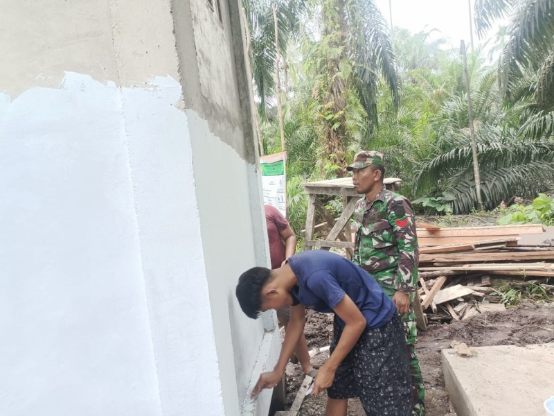 Capai Tahap Pengecatan MCK, Satgas TMMD Ke 123 Semangat Menyelesaikan