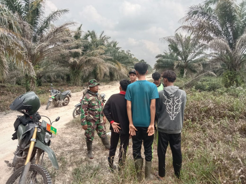 Dengan Patroli, Babinsa Koramil 09/Kemuning Turun Ke Wilayah Untuk Memantau Lahan dan Hutan Warga