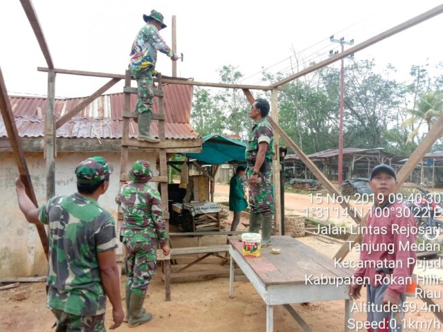 Koramil 02/TP Laksanakan Karya Bhakti Pasca Bencana Angin Puting Beliung