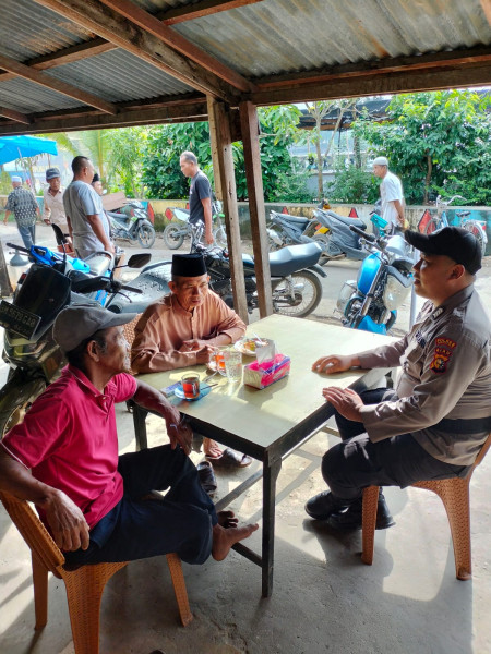 Sambil Ngopi, Bripka Iwan Riyadi Melaksanakan Cooling System