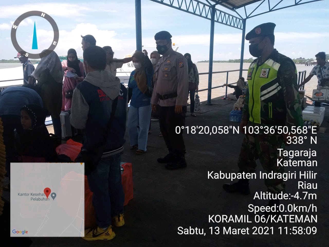Di Pelabuhan Sungai Guntung, Babinsa Koramil 06/Kateman dan Satgas Tinjau Protkes Warga