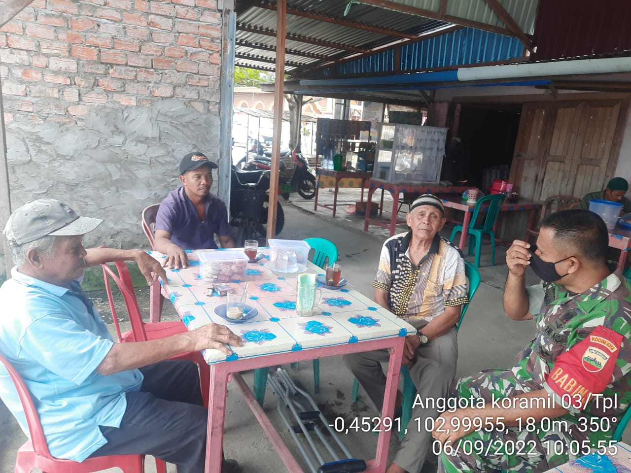 Serap Informasi Warga Binaan, Babinsa 03/Tempuling Komsos di Warung Kopi