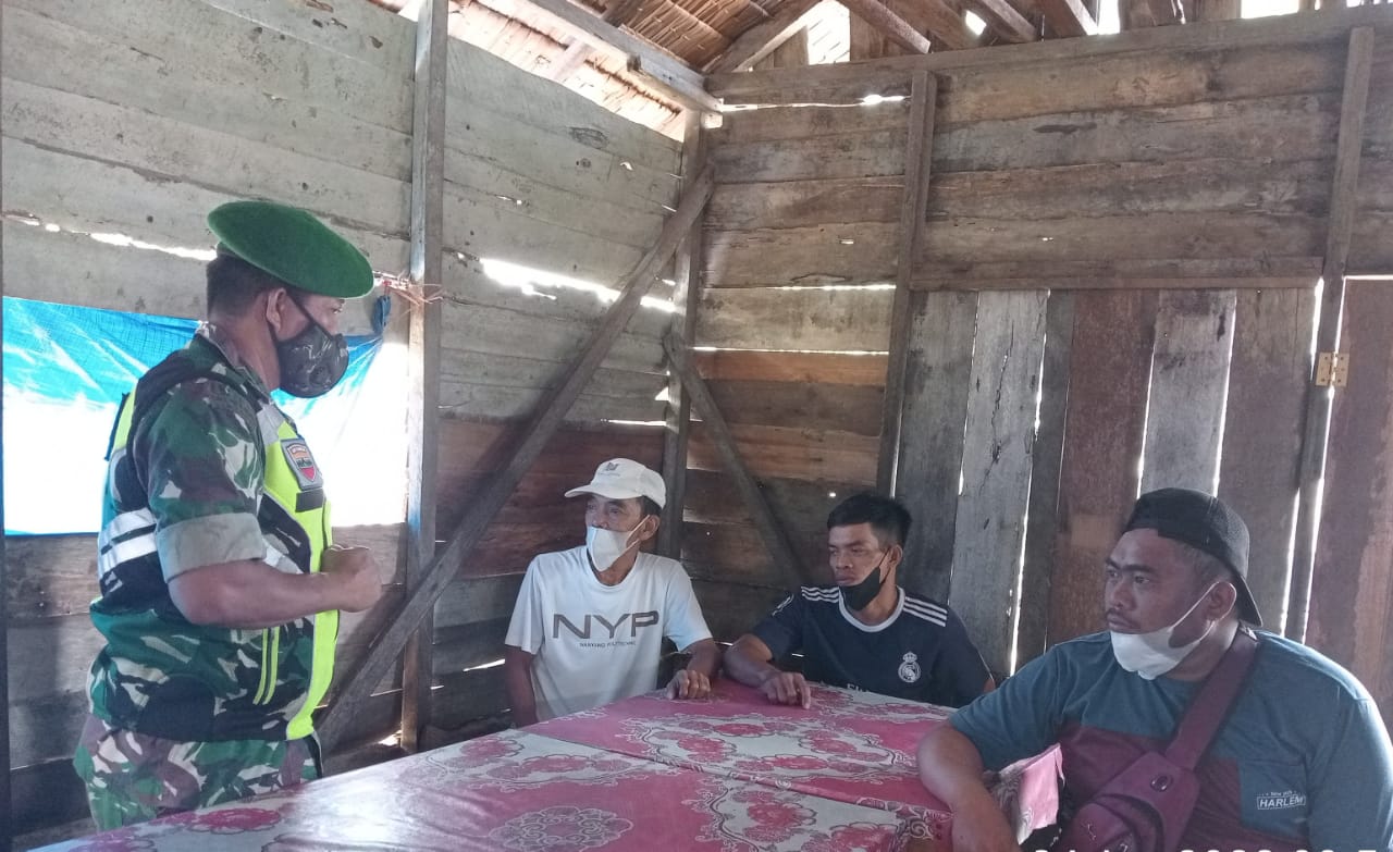 Anggota Koramil 04/Kuindra Lakukan Sosialisasi Penerapan Prokes di Beberapa Tempat Umum