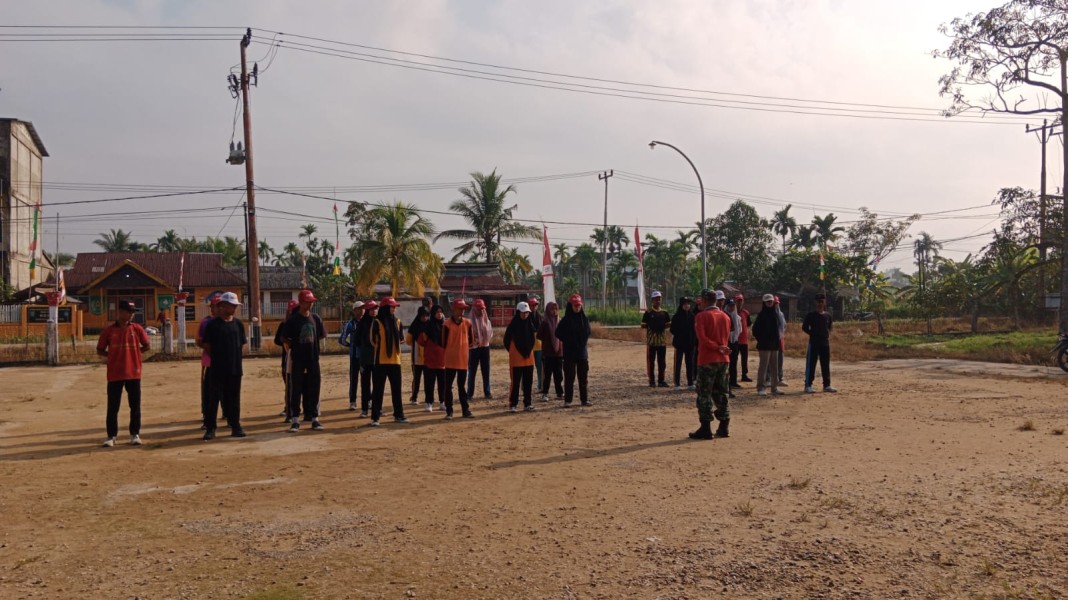 Pastikan Berjalan Lancar, Babinsa Koramil 07/Reteh Latih Paskibra Kecamatan Reteh untuk HUT RI ke-80