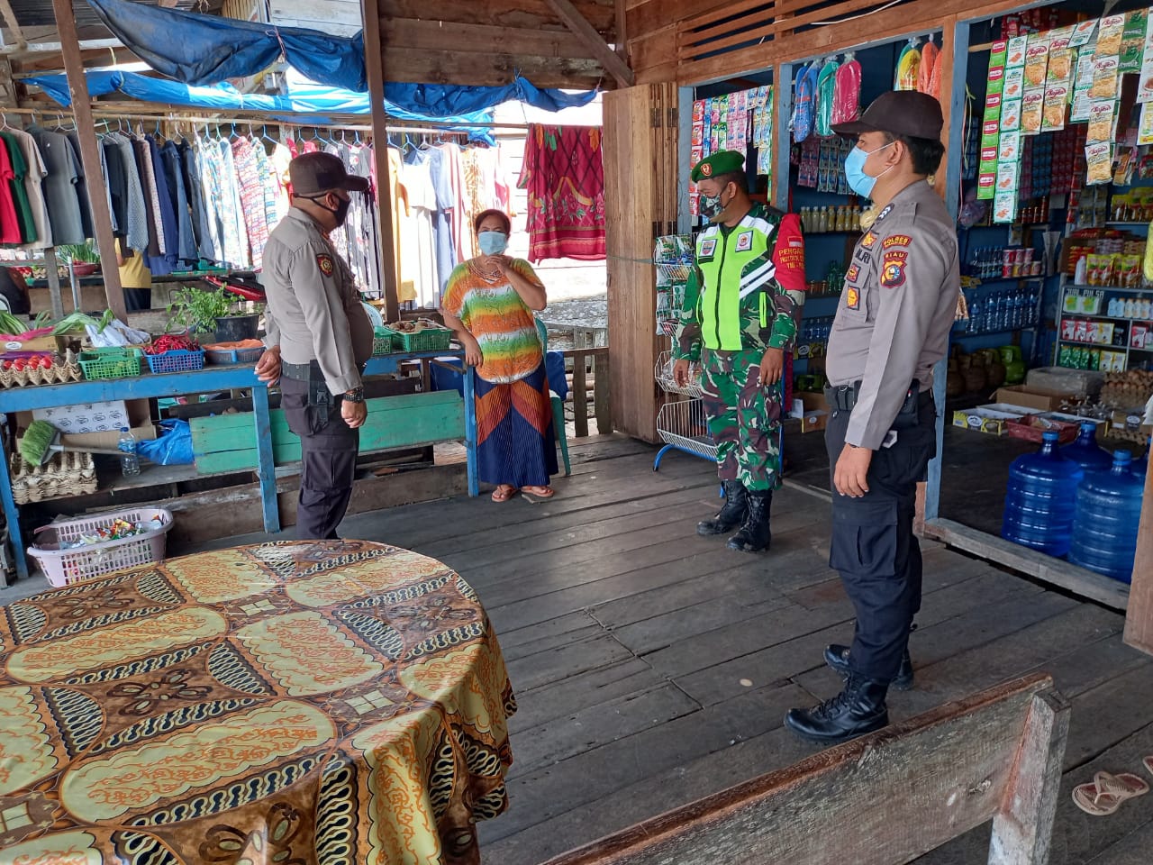 Babinsa Koramil 04/Kuindra Lakukan Penegakan Prokes di Pasar Desa Sungai Piyai