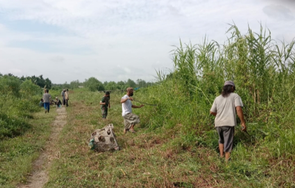 Jelang Puasa, Babinsa Koramil 04/Kuindra Gotong Royong Bersama Warga