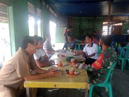 Babinsa Koramil 05/Gas Koptu Hudrizaroni Komsos Di Warung Kopi Eratkan Silaturahmi Bersama Warga