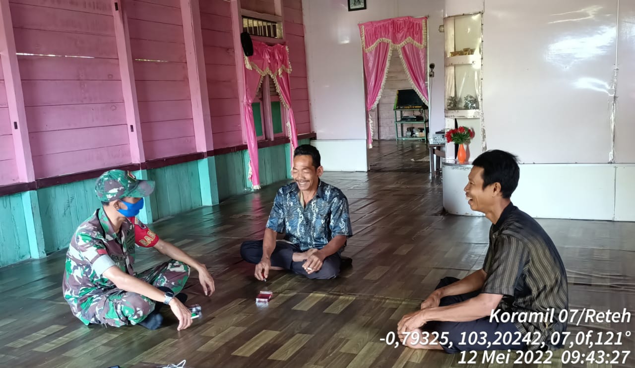 Komsos Bersama Warga, Praka Bobi Ariyanto Menjalin Silaturahmi