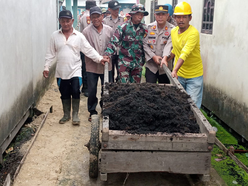 Danramil 03/Tpl Ikut Dalam Kegiatan Bakti Sosial Bersama Polsek Tempulinh Dalam Rangka HUT Bayangkara Ke-77