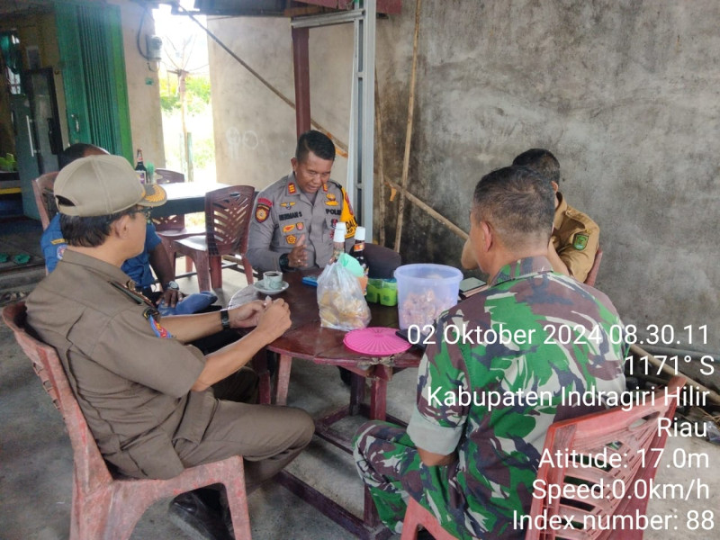 Babinsa Pelda Nofiandi Bersama Polri Tingkatkan Pemilu Damai 2024