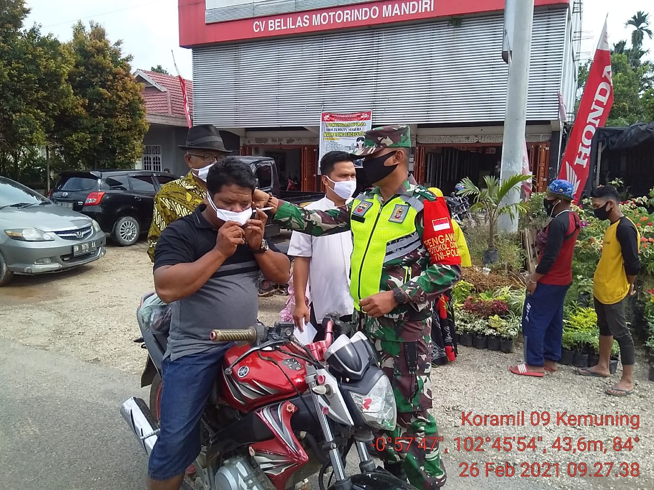 Personil Koramil 09/Kemuning Gencarkan Penegakan Protkes di Selensen