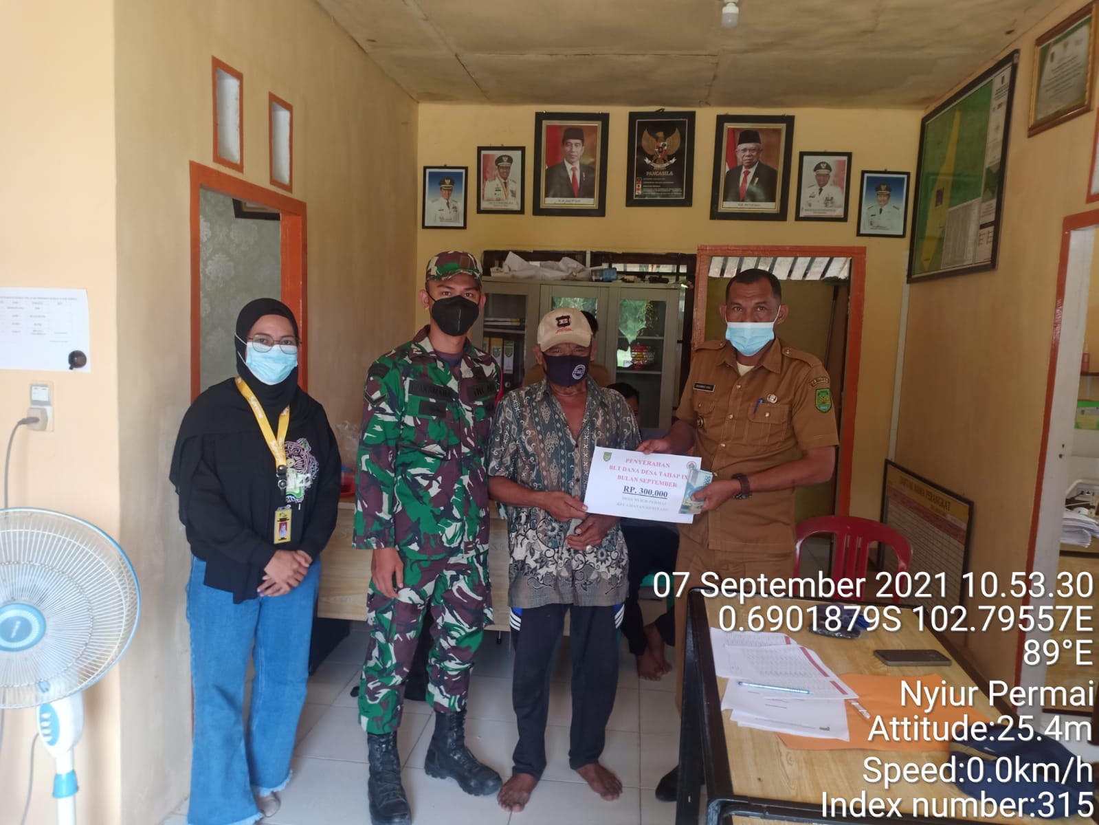 Babinsa 09/Kemuning Kembali Dampingi Penyaluran BLT di Desa Nyiur Permai