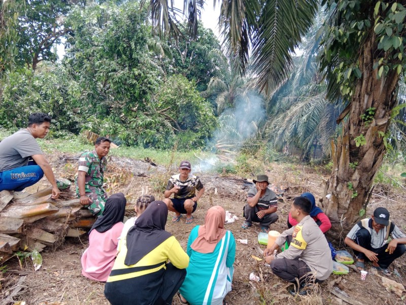 Babinsa Desa Talang Jangkang Laksanakan Komsos SDM dengan Masyarakat
