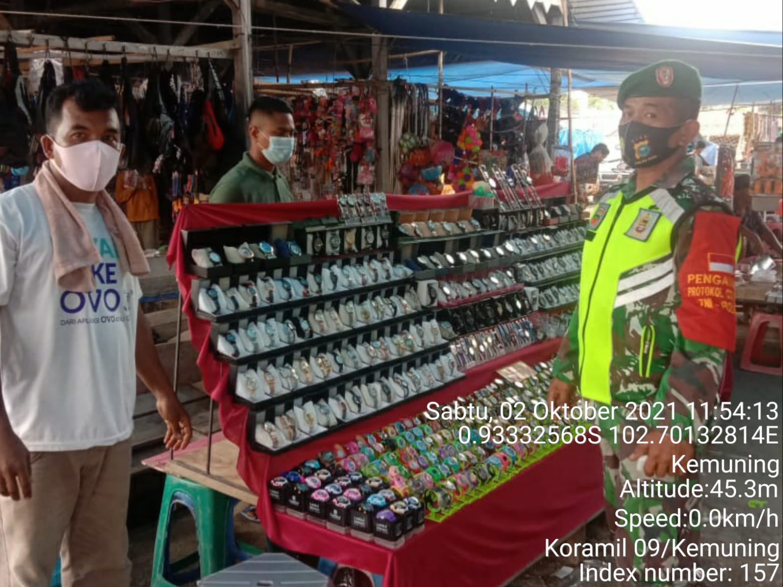 Sertu A Hayat Himbau Masyarakat Taati Protkes di Pasar Tradisional