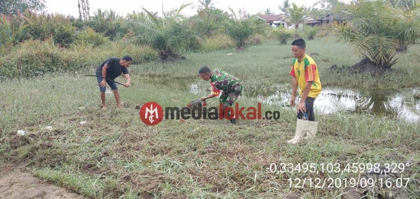 Babinsa Koramil 04/Kuindra bersama Masyarakat Goro Bersihkan Lapangan Desa Concong Dalam