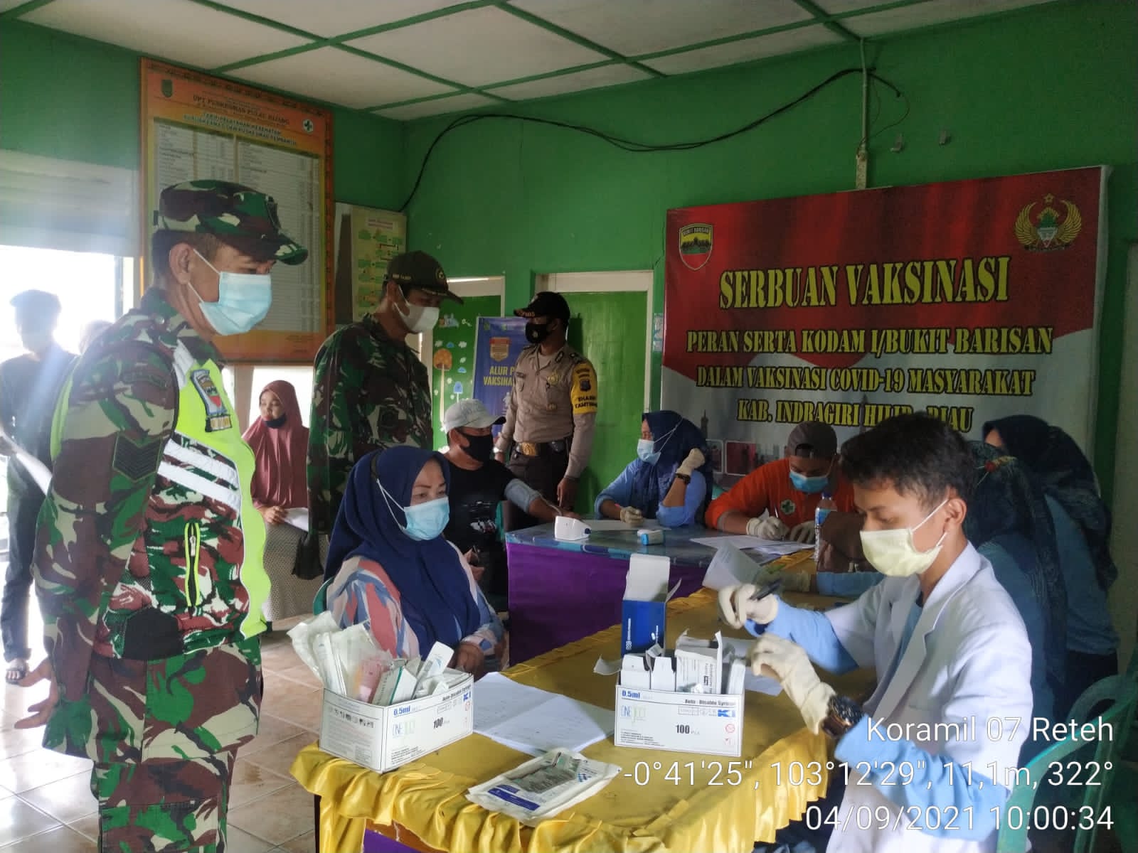 Koramil 07/Reteh dan Polsek Pantau Proses Vaksinasi di Puskesmas Pulau Kijang