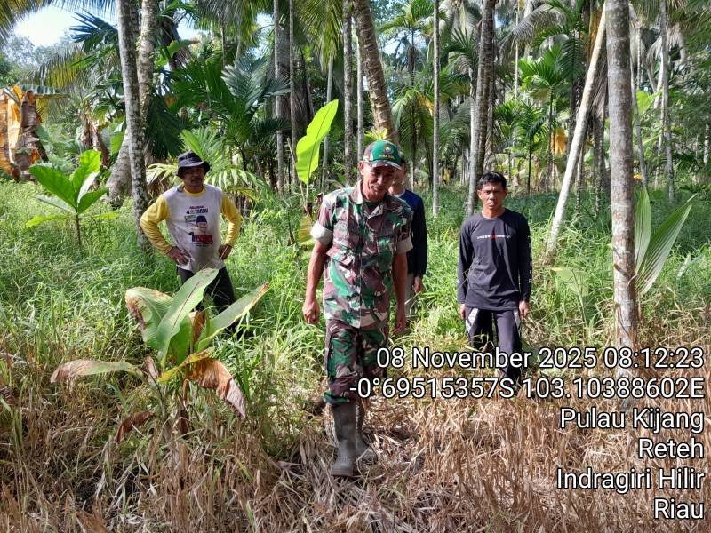 Babinsa Koramil 07/Reteh Laksanakan Patroli Tapal Batas di Wilayah Parit 2
