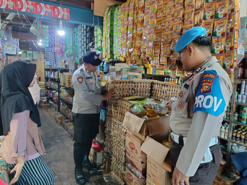 Rutin laksanakan Patroli Pasar, Personil Polsek Gaung Aiptu Dolar Pasaribu,S.H Sampaikan Pesan Kamtibmas