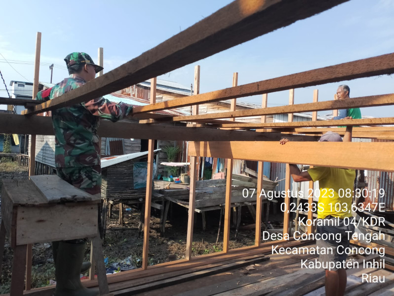 Bantu Perbaikan Tiang Rumah Warga, Babinsa Koramil 04/Kuindra Giat Goro Untuk Saling Tolong Menolong