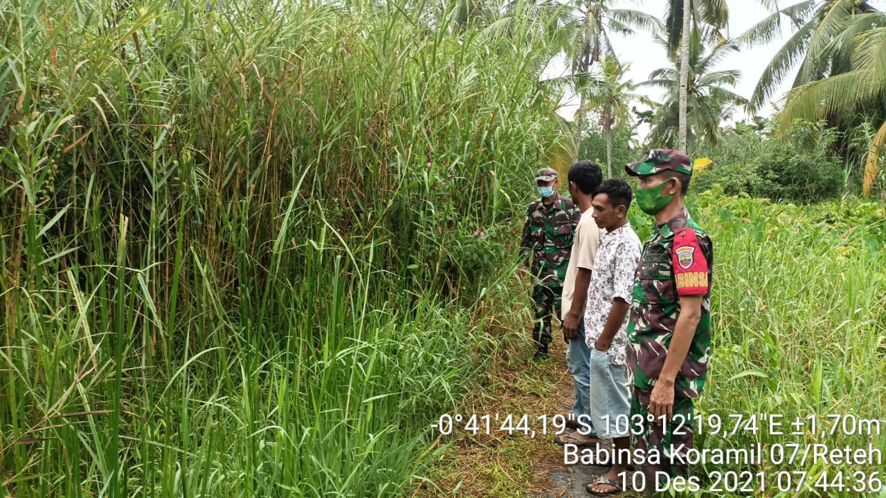 Ajak Warga, Babinsa Koramil 07/Reteh Rutin Lakukan Patroli Karhutla