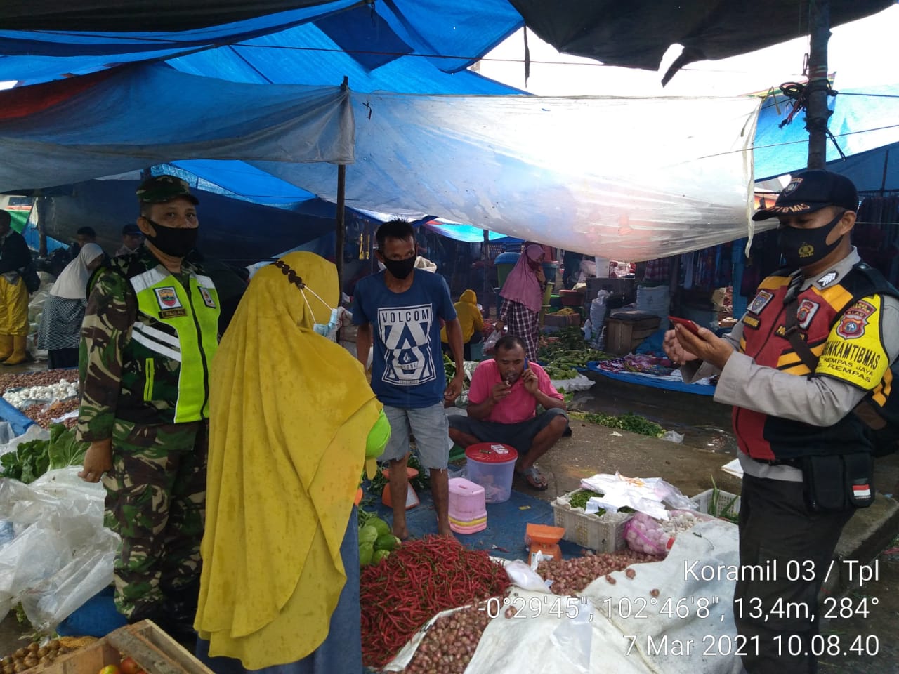 Babinsa 03/Tempuling Dan Satgas Laksanakan Patroli Masker Ke Pasar Tradisional