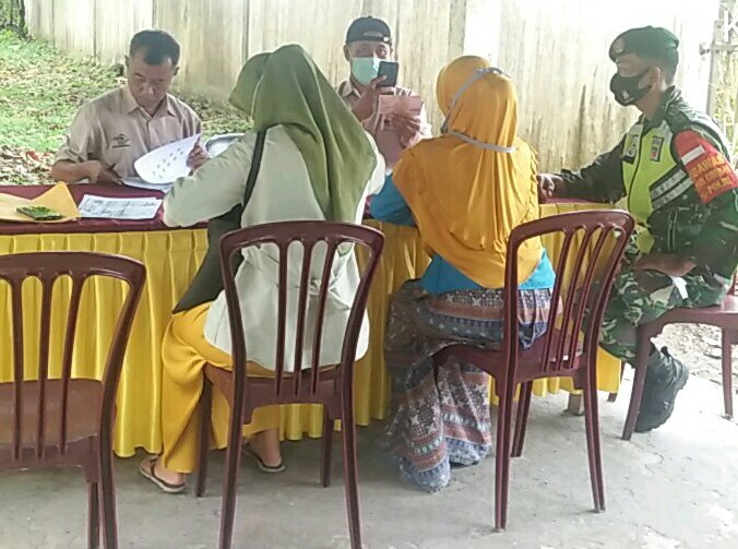 Babinsa 03/Siak Awasi Langsung Penyerahan BST Tahap VII