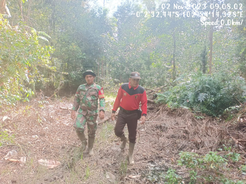 Antisipasi Karhutla Terus Dilakukan Babinsa 05/Gas Kopda Chandra Manto Bersama Warga Setempat